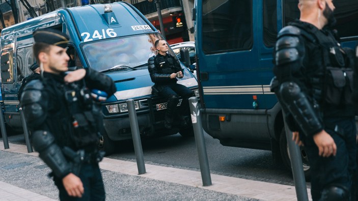 Fransa'da 17 yaşındaki genci öldüren polise yardım: 700 bin eurodan fazla bağış toplandı