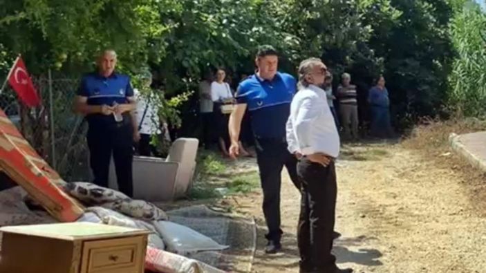 Antalya'da gecekondu yıkımına gelen zabıta Türk bayrağını yüksek noktaya astı