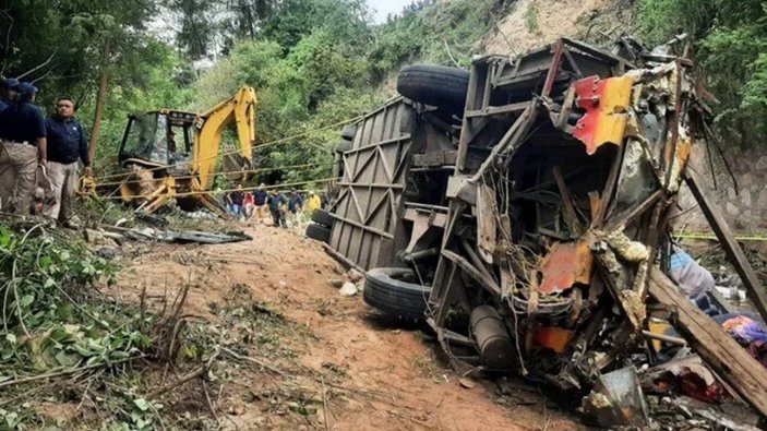 Meksika'da şarampole yuvarlanan otobüste 27 kişi öldü