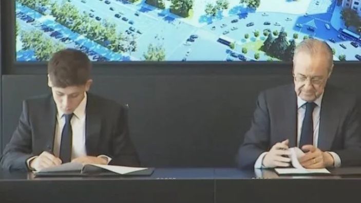 Arda Güler, Real Madrid'le sözleşme imzalıyor