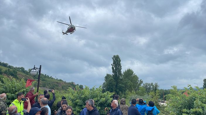 Bartın'da selde mahsur kalanlar helikopterle kurtarıldı