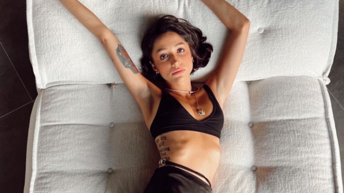 30 oldu! Zeynep Bastık'tan doğum gününde Roman şov