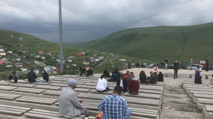 Ardahan'da Atatürk silüeti bulutlu havaya takıldı