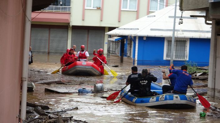 Giresun'da taşan dere sele sebep oldu! Vatandaş botlarla kurtarıldı