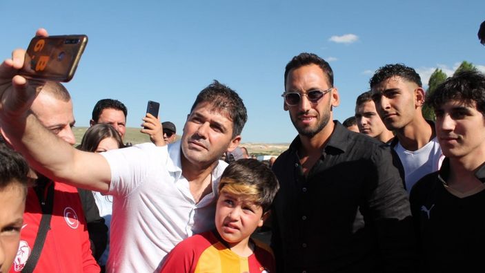 Milli futbolcu Hakan Çalhanoğlu, memleketi Bayburt'ta coşkuyla karşılandı