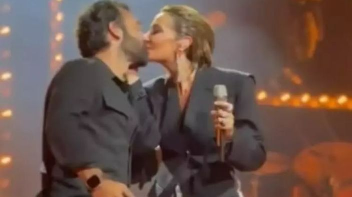 Sıla ve İlker Kaleli sahnede öpüştü