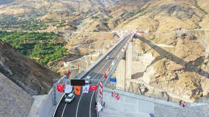Siirt'teki Beğendik Köprüsü'nden 3 yılda 1,7 milyon araç geçti