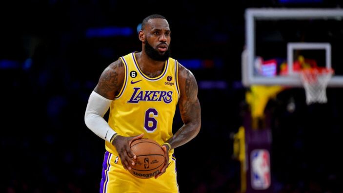 LeBron James, basketbol kariyerine devam edeceğini açıkladı