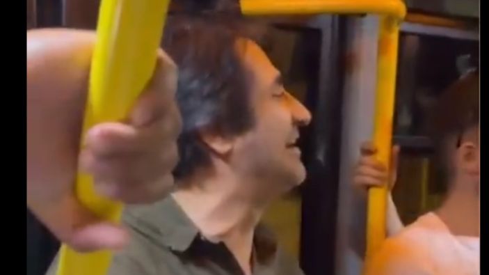 Mahsun Kırmızıgül belediye otobüsünde şarkı söyledi