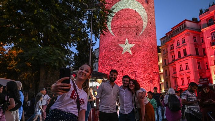 İstanbul'un simge yapılarında 15 Temmuz'a özel mapping gösterimi