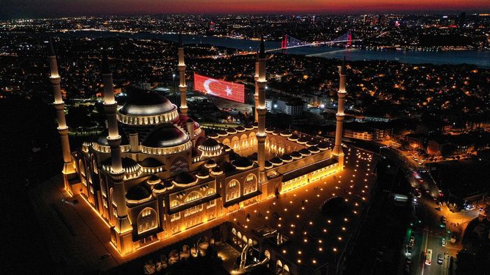 15 Temmuz hain darbe girişiminde verdiğimiz 253 şehit anısına 81 ilde sela okundu