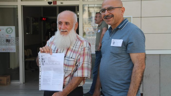 Amasya'da yaşayan 81 yaşındaki Yaşar Aktaş elinde bastonuyla sınava girdi