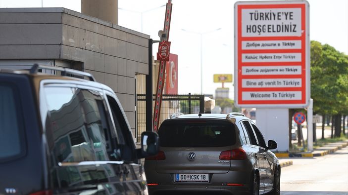 Gurbetçiler tatil için yurda geliyor! 'Türk bayrağını görünce içimize sevinç doluyor'