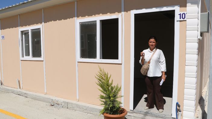 Hatay'da prefabrik iş yerleri teslim edildi: Yeni iş yerim, yıkılan iş yerim manzaralı