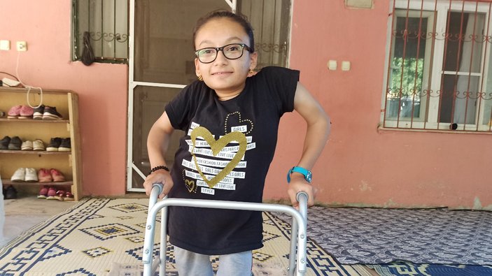 Kahramanmaraşlı cam kemik hastası genç kız ilk kez yürüdü
