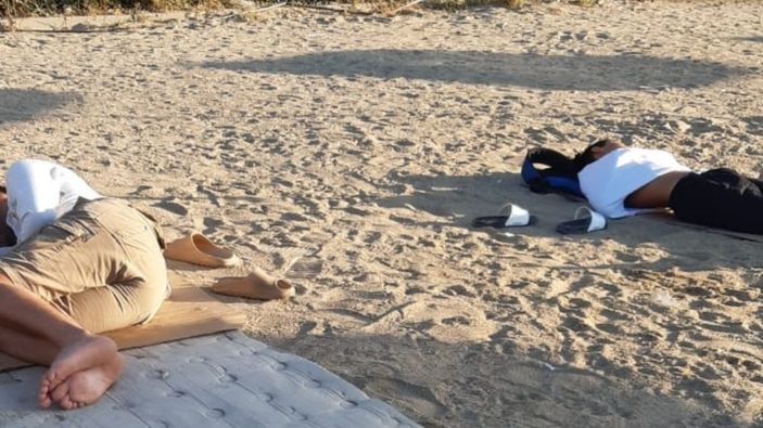 Muğla'da otelde kalamayanlar plajda uyudu