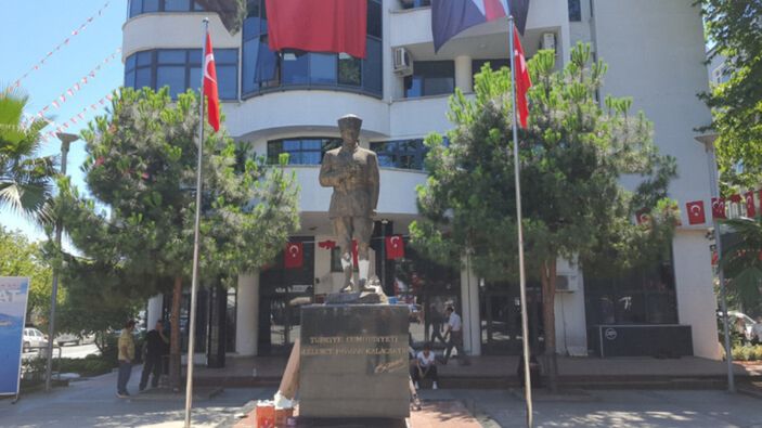 Trabzon’da Atatürk heykeline balyozla saldırı anı ortaya çıktı