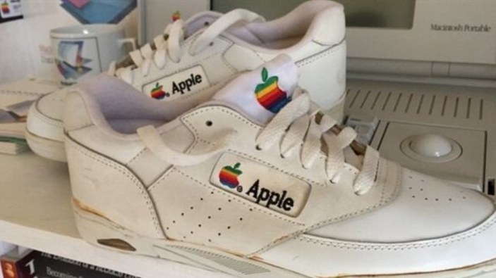 Apple marka spor ayakkabı, 50 bin dolardan açık artırmada