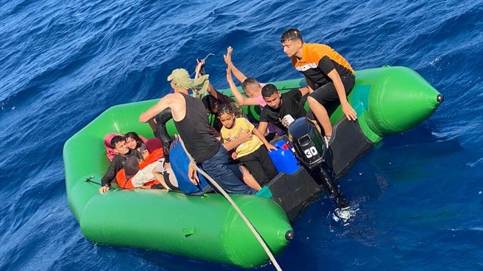 İzmir'de düzensiz göçmen hareketliliği! Geri itilen 61 düzensiz göçmen kurtarıldı