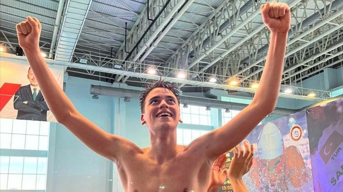 Milli yüzücü Kuzey Tunçelli, rekorla altın madalya aldı