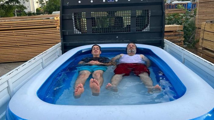 Sultanbeyli'de serinlemek için kamyonet kasasına havuz kurdular