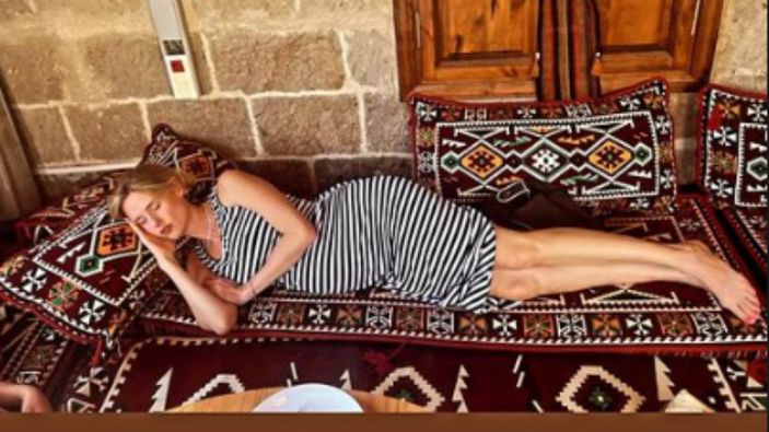 Wilma Elles eşinin memleketine gitti