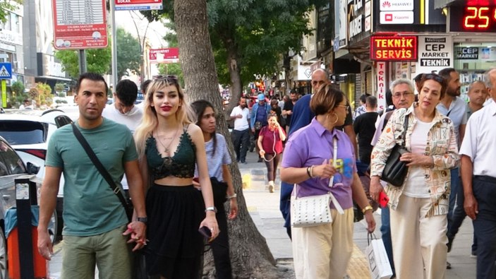 İranlı turistler Van'da hareketlilik oluşturdu