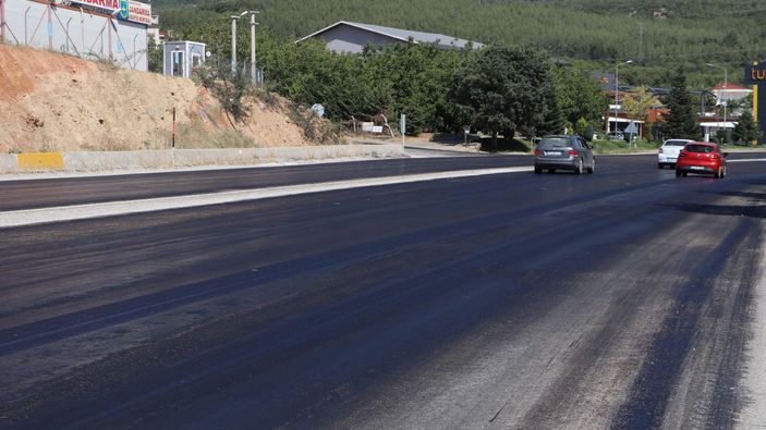Denizli'de sıcak hava nedeniyle asfalt eridi