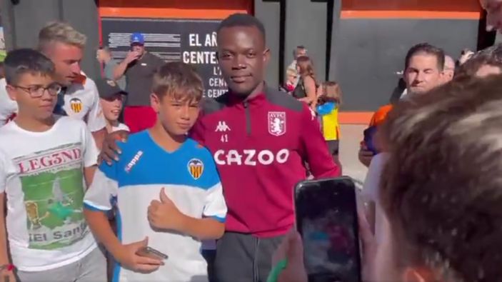 Valencia taraftarları sıradan futbolseveri futbolcu sandı