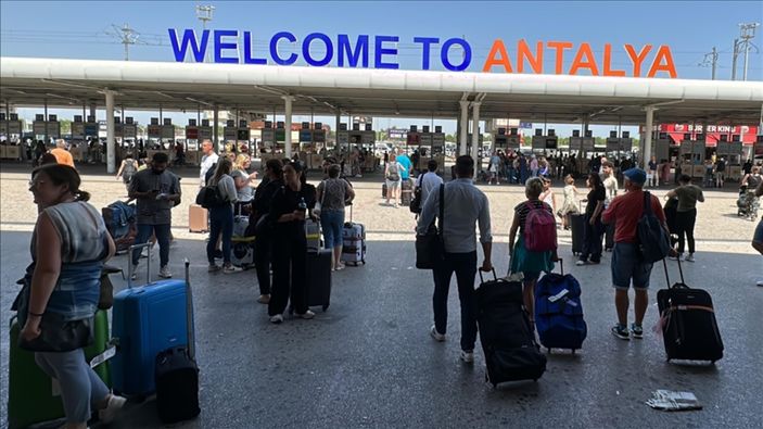 Antalya Havalimanı uçak ve yolcu rekoru kırdı