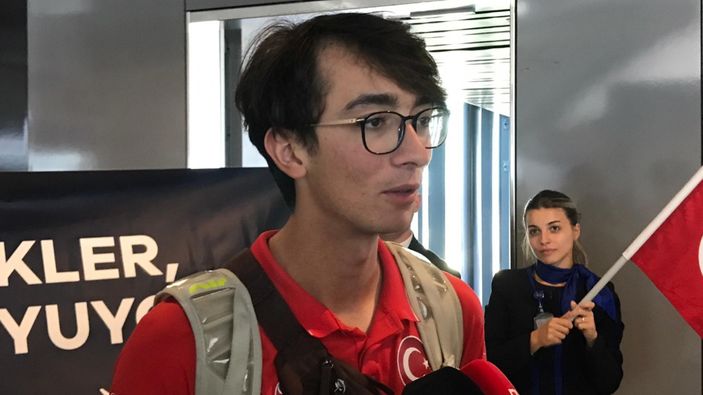 Dünya şampiyonu milli okçu Mete Gazoz, Türkiye'ye geldi
