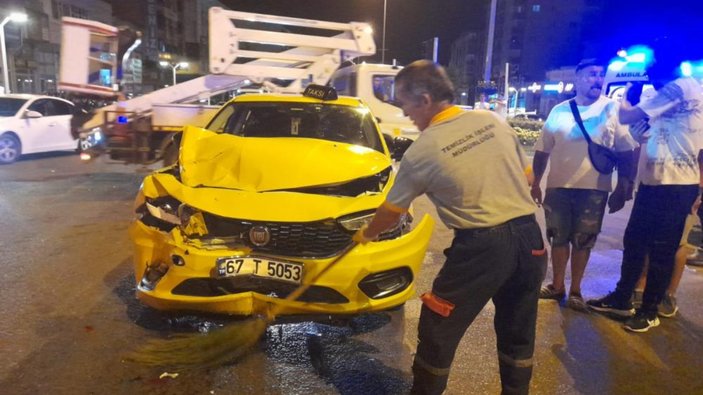 Zonguldak'ta taksi ile otomobilin çarpıştığı kazada 11 kişi yaralandı