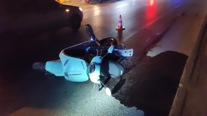 Bursa'da motosiklete çarpan sürücü otomobilini bırakıp kaçtı: 2 yaralı