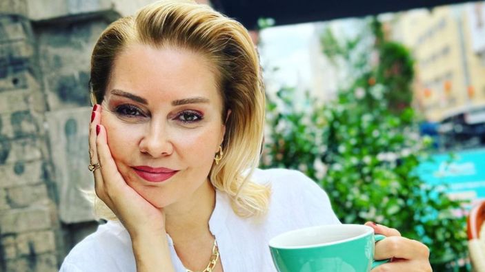 Didem Uzel, denizde namaz kılan kişiye tepki gösterdi