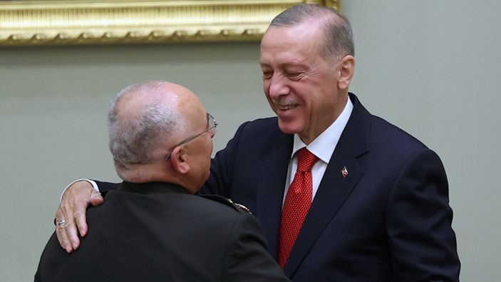 Cumhurbaşkanı Erdoğan duygusal anlar yaşayan Avsever Paşa'yı sarılarak teselli etti
