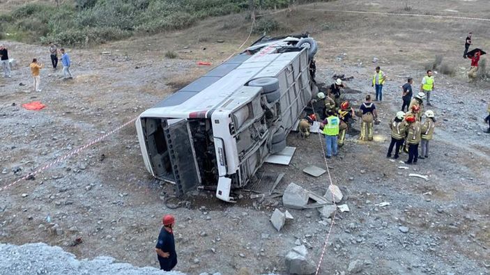 Eyüpsultan'da otobüs devrildi çok sayıda yaralı var