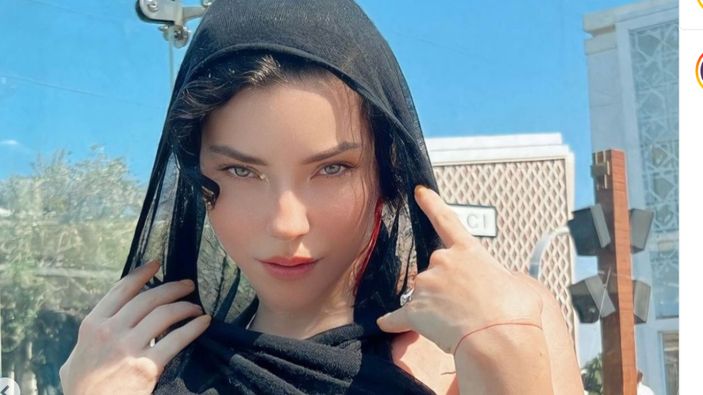 Merve Boluğur başını örttü