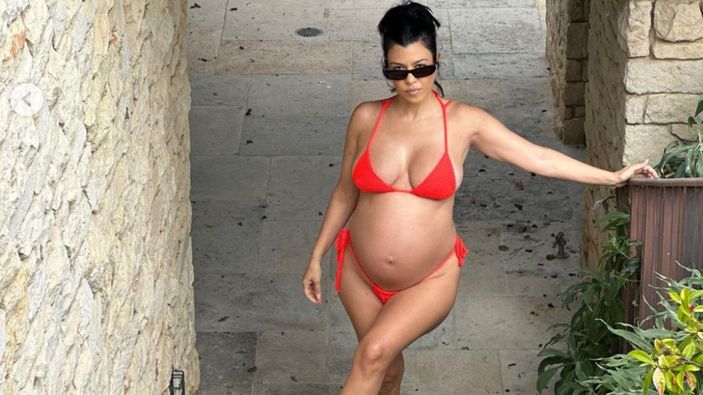 Kourtney Kardashian bikiniyle kamera karşısına geçti