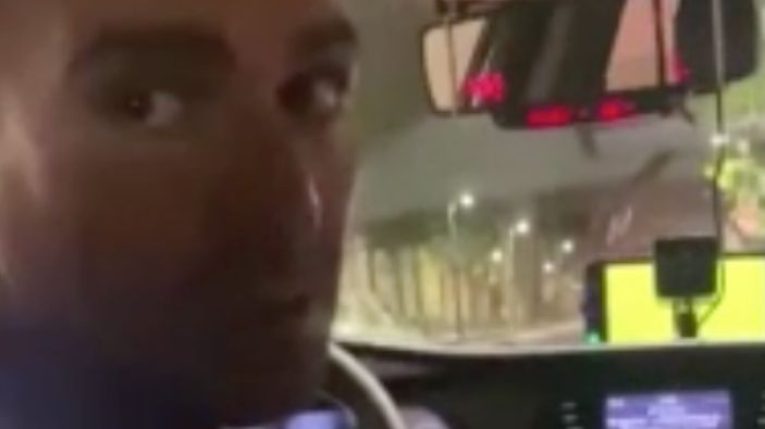 İstanbul Beşiktaş'ta bir taksici taksimetre açmadan müşterilerden 200 lira istedi