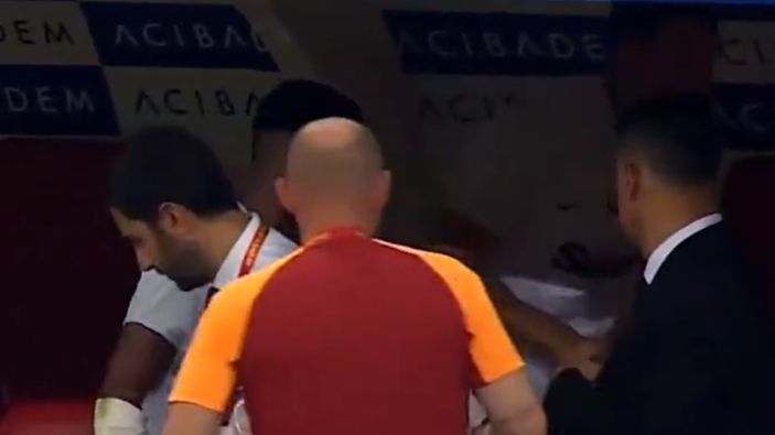 Oyundan çıkan Leo Dubois sinirlendi!