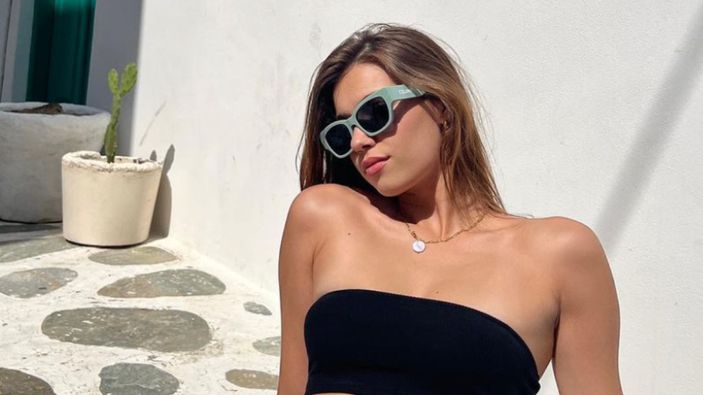 Afra Saraçoğlu minik bikinisiyle poz verdi