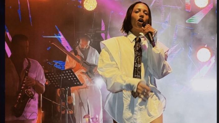 Zeynep Bastık gömlekle sahneye çıktı