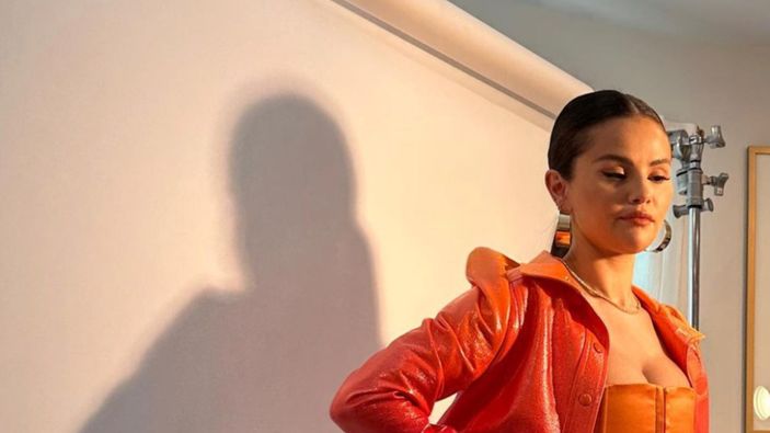 Selena Gomez'den göğüs dekolteli poz