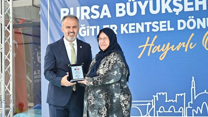 Bursa'da kentsel dönüşüm kapsamında 1 yılda yapılan konutlar sahiplerine teslim edildi