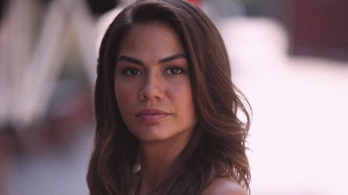 Demet Özdemir plaja indi! Fiziği hayran bıraktı