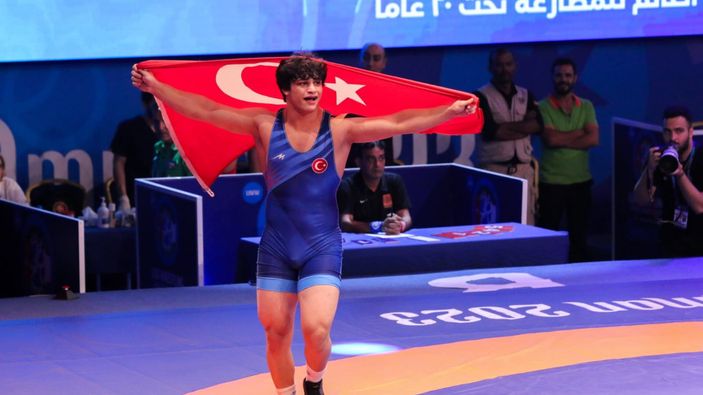 Genç güreşçi Alperen Berber dünya şampiyonu