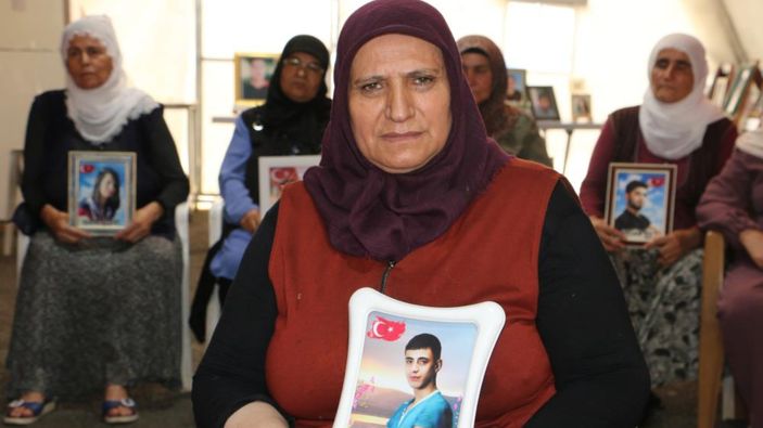 Diyarbakır'da evlat nöbetindeki anne: Oğlumun gençliğini çaldılar