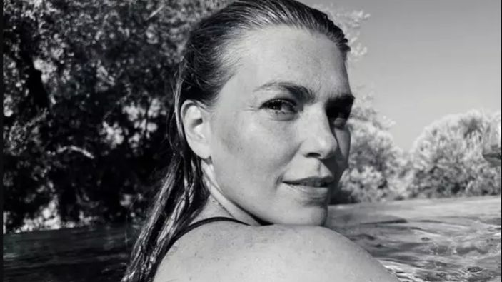 Yeni doğum yapan Aslı Enver'den havuz pozu