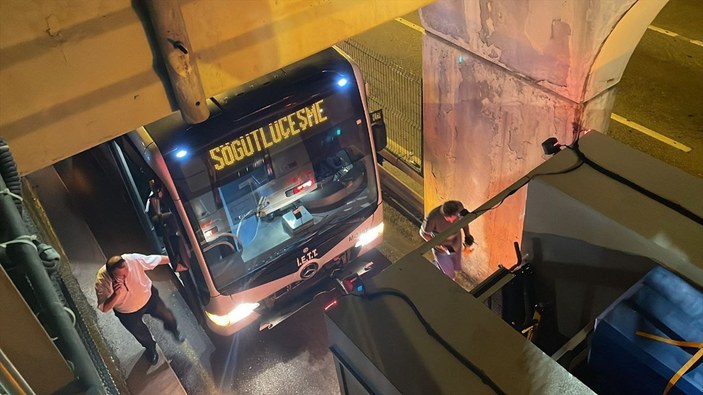İstanbul Üsküdar'da arızalanan metrobüs yoğunluğa neden oldu