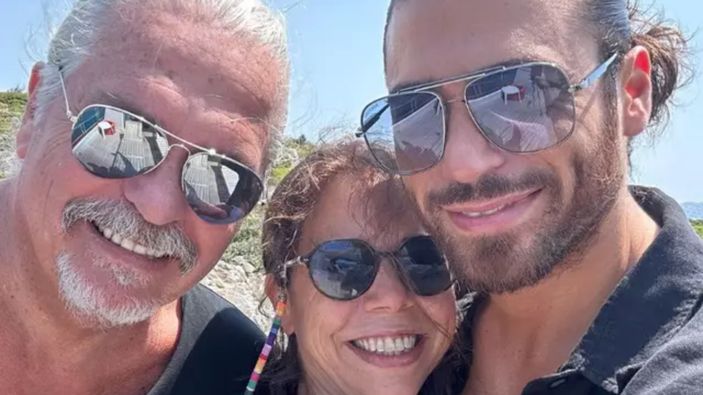 Can Yaman, annesini ve babasın paylaştı